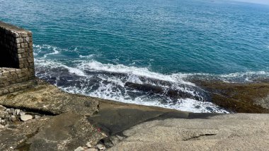 Güçlü Okyanus Dalgaları Mercan Kayası Yapılarına Çarpıyor