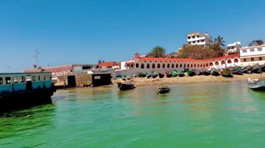 Sahildeki rıhtımda tekneler