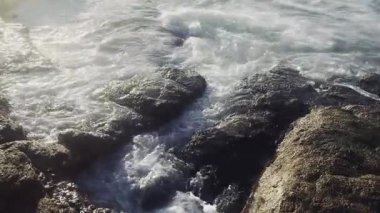 Dalgalar kayaların üzerinden kesiliyor