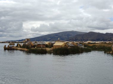 Dağlardaki nehir manzarası