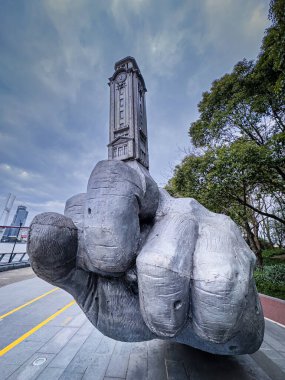 Şangay 'daki HuangPu nehrinin yanındaki parkta bir anıt.