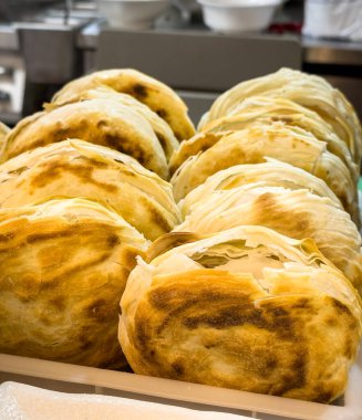 Fırında yeni pişmiş çörekler.