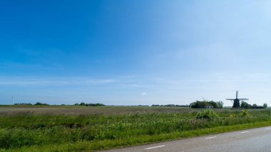 Hollanda, Friese Meren 'de tarihi bir rüzgar değirmeni.