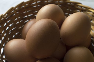 Hasır bir sepetteki birkaç yumurtanın fotoğrafını çek.