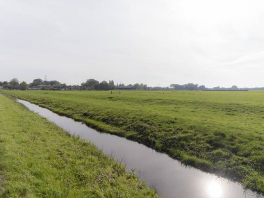 Çayırların arasında akan bir hendek.