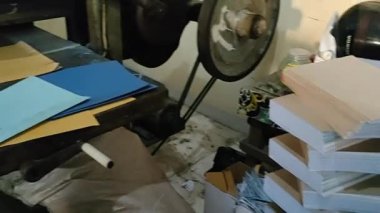 Bir kesme makinesi kullanarak kitap kesme videosu