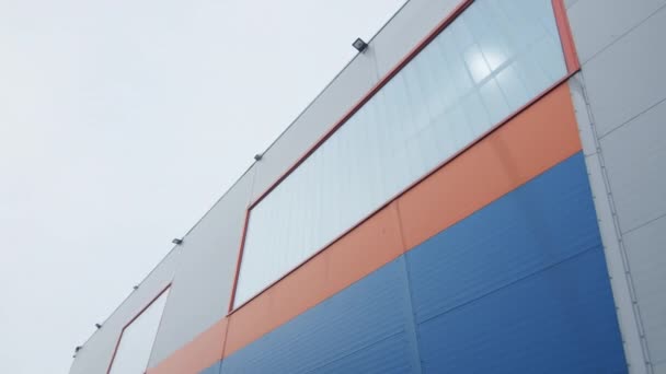 Серо Синий Оранжевыми Полосками Фасада Завода Строительство Современного Промышленного Производства — стоковое видео