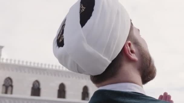 Kyiv Ukraine Eylül 2021 Türban Takan Adam Beyaz Cami Önünde — Stok video