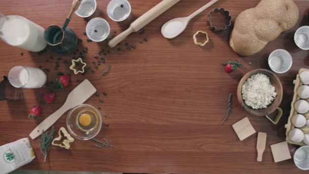 家庭主妇把切菜板放在烘烤盘的器皿和配料之间 女人准备厨房用具和食物来做美味的面包 — 图库视频影像