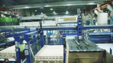 Polimer fabrikasının modern atölyesinde monolitik çarşaf üretimi için profesyonel makine ekipmanı. Plastik malzeme üretim tesisi