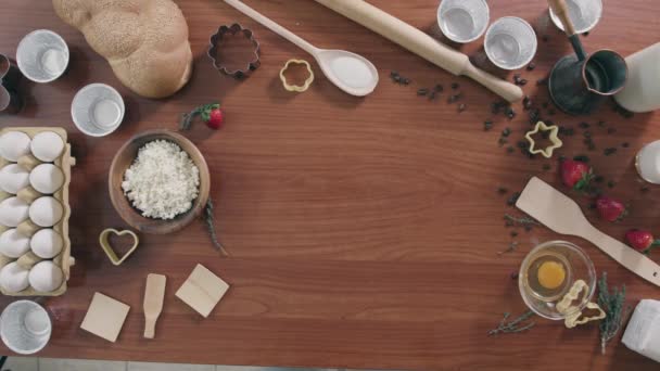 Kobieta Przygotowuje Drewnianą Powierzchnię Ugniatania Ciasta Świeżymi Składnikami Gospodyni Domowa — Wideo stockowe
