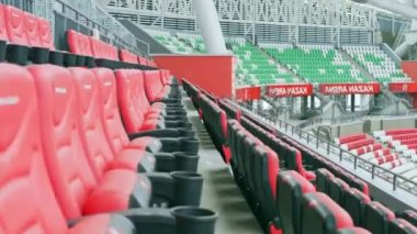 Büyük tribünleri ve devasa metal yapıları olan bir spor salonu. Turnuvaları izleyecek ziyaretçilerin olduğu modern spor stadyumu