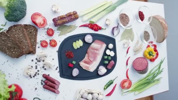 Szalonnahús Zöldségekkel Műanyag Vágódeszkán Hangulatos Konyhában Fűszerek Házi Készítésű Étel — Stock videók