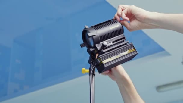 Kameraman Spot Işıklarını Tutar Işık Demetini Yüzme Havuzuna Ayarlar Profesyonel — Stok video