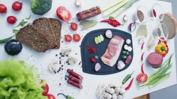 Friss Fűszerek Sertéshússal Műanyag Vágódeszkán Fából Készült Asztalon Zöldség Szalonna — Stock videók