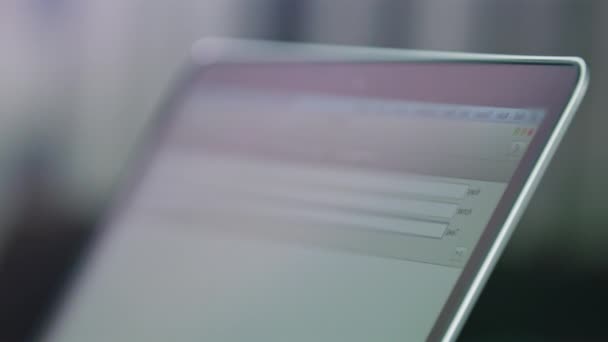 Οθόνη Σύγχρονου Laptop Ανοιχτή Ιστοσελίδα Θολή Φόντο Υπάλληλος Γεμίζει Τις — Αρχείο Βίντεο
