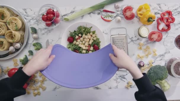 Kyiv Ukraine Szeptember 2021 Egészséges Salátát Készít Zöldségekkel Kis Darab — Stock videók