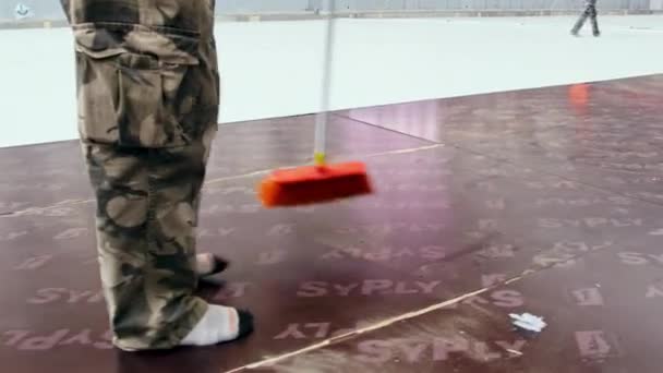 Εργάτες Χρησιμοποιούν Σκουπόξυλο Για Καθαρίζουν Σκόνη Στο Πάτωμα Της Πισίνας — Αρχείο Βίντεο