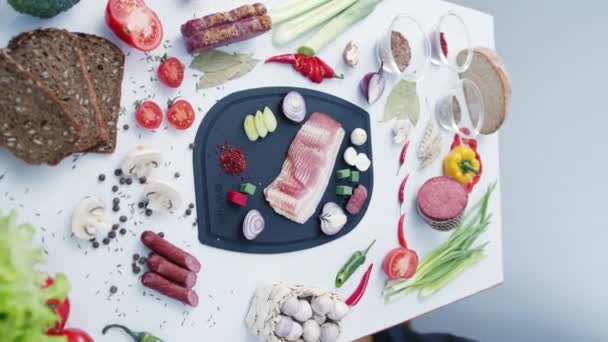 Kyiv Ukraine 9月27 2021 キッチンで料理のためのみじん切り野菜や肉ベーコンとプラスチック製のまな板 ランチを作るための新鮮な食材でボードをチョッピング — ストック動画