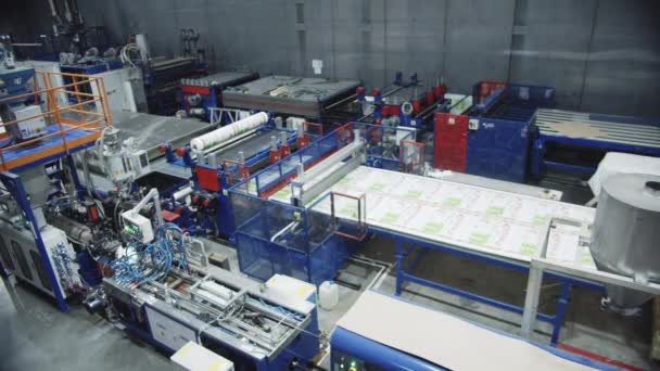 Gépi Berendezések Monolit Polikarbonát Lemezeket Dolgoznak Fel Ipari Gyár Műhelyében — Stock videók
