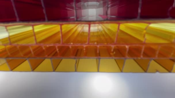 Transparente Farbige Zelluläre Polycarbonatblätter Stapeln Sich Auf Weißer Makrooberfläche Polymere — Stockvideo