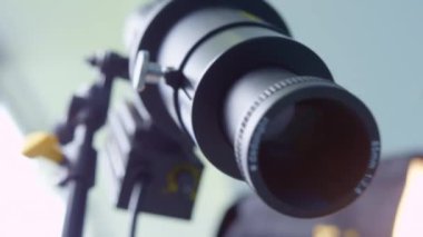 Aydınlatma işlemi için spot ışığı parlak pencereye doğru çekiliyor. Bulanık arkaplanda profesyonel ekipman