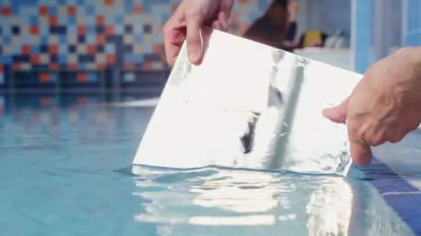 Människans Händer Doppa Spegeln Rent Vatten Poolen För Att Reflektera — Stockvideo
