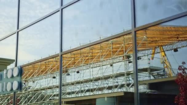 Bau Einer Tribüne Mit Sitzgelegenheiten Und Gelbem Dach Für Die — Stockvideo