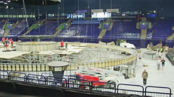 Bauarbeiter Montieren Modernen Sportstadion Große Schwimmbecken Rohbauten Mit Metallträgern Und — Stockvideo