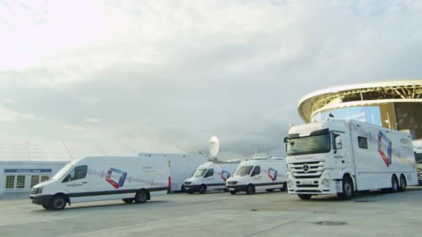 阿尔蒂 哈萨克斯坦 2020年9月14日 公司的汽车停在游泳池附近 在多云的天空下 白色卡车和面包车停在停车场上 9月14日阿拉木图公路货运 — 图库视频影像