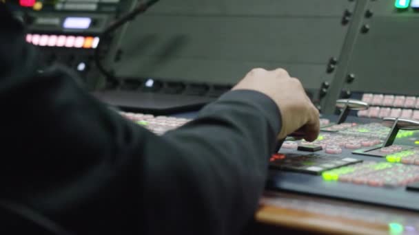 Misturador Visão Controle Mãos Homem Com Botões Diferentes Estação Trabalho — Vídeo de Stock
