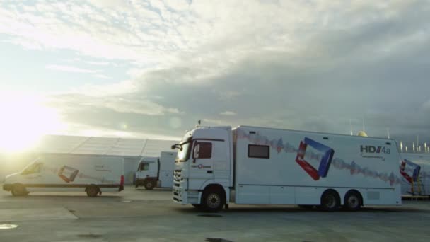 Almaty Kazakhstan 2020年9月14日 带有电影公司标志的卡车和面包车停在游泳池附近的沥青路面停车场上 9月14日阿拉木图的专业设备运输 — 图库视频影像