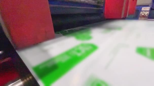 带绿色标识的塑料箔在生产厂宏观视图中通过机床移动 工厂车间的包装材料 — 图库视频影像