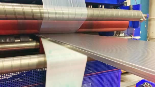 Application Papier Aluminium Sur Une Feuille Polycarbonate Par Des Rouleaux — Video