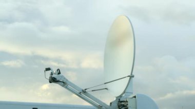 Çatıda yuvarlak beyaz uydusu olan televizyon yayını için SNG aracı. Uydu, canlı yayınlar üretmeye yardımcı olur.