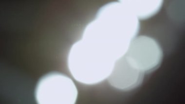 Yayın kontrol odasındaki projektör ışıkları yanmıyor. Bulanık ampuller tavanda parlıyor