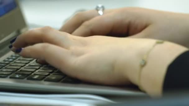 Dicke Hände Tippen Verschiedene Skripte Für Kommentatoren Auf Die Tastatur — Stockvideo