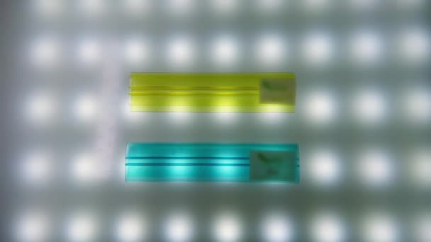 Detalhes Plástico Cor Néon Superfície Branca Com Vista Grade Sombra — Vídeo de Stock