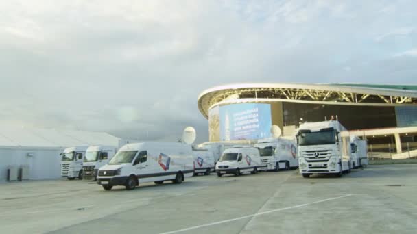 Almaty Kazakhstan September 2020 Білі Вантажівки Вантажні Фургони Емблемами Стоять — стокове відео