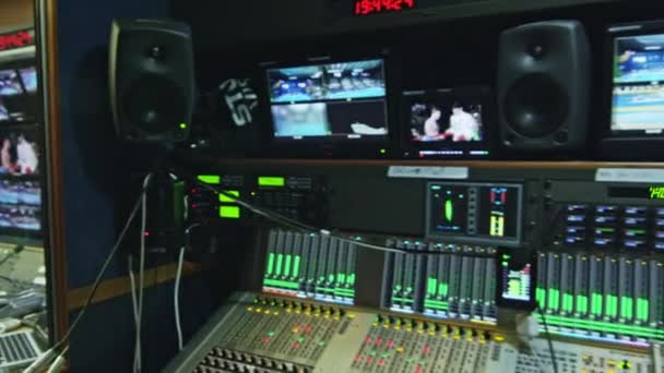 Almaty Kazakhstan September 2020 Equipped Control Board Multiscreens 9月14日 阿拉木图广播电台控制室装有扩音器和混频器的工作站 — 图库视频影像