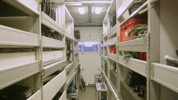 在广播控制室为摄像员配备有摄像机和电线等设备的储藏室 Sng货车货架上的装置和耳机 — 图库视频影像