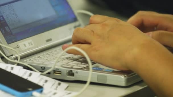 Almaty Kazakhstan Eylül 2020 Bilgisayarda Insan Eli Tipi Ofis Çalışanı — Stok video