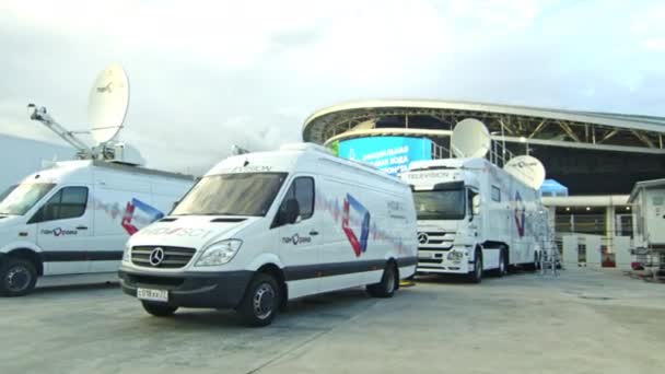 Almaty Kazakhstan 2020年9月14日 电影公司的面包车和卡车靠近体育场 带有接收和传输视频天线的公司运输 — 图库视频影像
