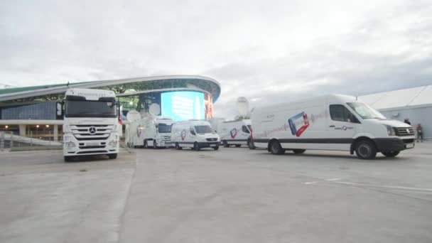 Almaty Kazakhstan 2020年9月14日 スポーツ複合施設の近くの駐車場にロゴ付きの会社の車のグループ プロのライブ撮影のための装備車 テレビ映画コンクール — ストック動画