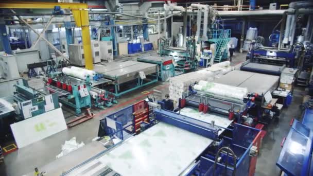 Specjaliści Sterują Pracą Sprzętu Maszynowego Warsztacie Proces Produkcji Arkuszy Poliwęglanu — Wideo stockowe