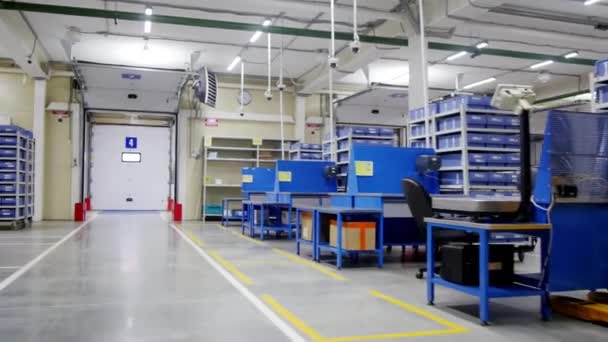 仓库位于工业公司的货物仓储区域 把各种东西贮存在几个不同的房间里 雇员的工作场所 — 图库视频影像