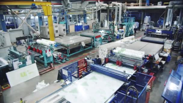 Almaty Kazakhstan 2020年9月14日 专家控制车间机械设备的操作 生产厂聚碳酸酯板材生产工艺 — 图库视频影像