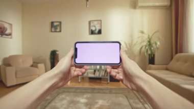 ALMATY, KAZAKHSTAN - 14 Eylül 2020: Şok ifadesi olan kadın akıllı telefondan video izlemekten hoşlanıyor. Kahverengi saçlı bayan dokunmatik ekrana bakıyor.