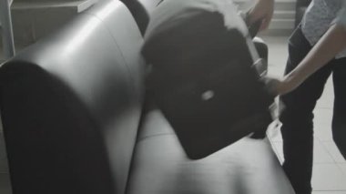 Kameraman siyah bavulu getirir ve stüdyoyu çekime hazırlamak için açar. Profesyonel fotoğrafçı tema çekimi için ekipman alır
