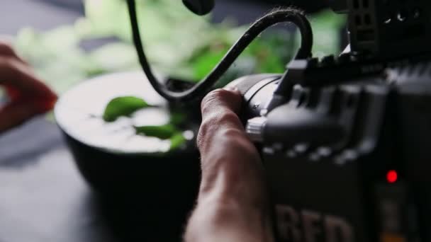 카메라맨은 그릇에 양질의 장면을 기록한다 조리개는 나뭇잎을 담근다 — 비디오